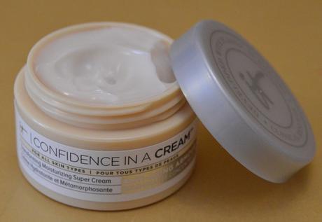 “Confidence in a Cream” de IT COSMETICS – la crema facial hidratante y el contorno de ojos
