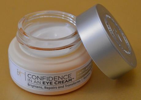 “Confidence in a Cream” de IT COSMETICS – la crema facial hidratante y el contorno de ojos