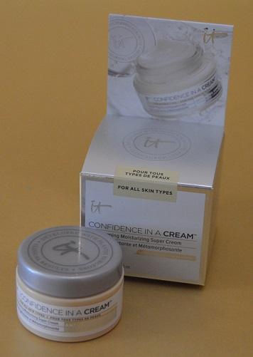 “Confidence in a Cream” de IT COSMETICS – la crema facial hidratante y el contorno de ojos