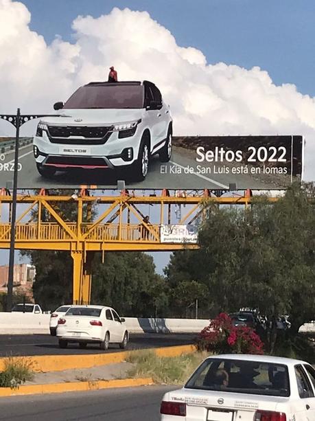 Joven intenta lanzarse de puente de la Salvador Nava