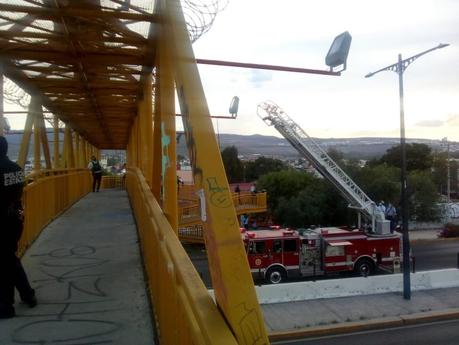 Joven intenta lanzarse de puente de la Salvador Nava
