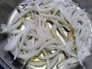 ATÚN EN SALSA DE CHOCOLATE CON PURÉ DE PATATAS Y CHAMPIÑONES A LA PLANCHA ATÚN EN SALSA DE CHOCOLATE CON PURÉ DE PATATAS Y CHAMPIÑONES A LA PLANCHA