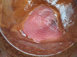 ATÚN EN SALSA DE CHOCOLATE CON PURÉ DE PATATAS Y CHAMPIÑONES A LA PLANCHA ATÚN EN SALSA DE CHOCOLATE CON PURÉ DE PATATAS Y CHAMPIÑONES A LA PLANCHA