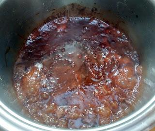 ATÚN EN SALSA DE CHOCOLATE CON PURÉ DE PATATAS Y CHAMPIÑONES A LA PLANCHA ATÚN EN SALSA DE CHOCOLATE CON PURÉ DE PATATAS Y CHAMPIÑONES A LA PLANCHA