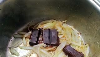 ATÚN EN SALSA DE CHOCOLATE CON PURÉ DE PATATAS Y CHAMPIÑONES A LA PLANCHA ATÚN EN SALSA DE CHOCOLATE CON PURÉ DE PATATAS Y CHAMPIÑONES A LA PLANCHA