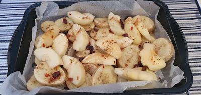 Bandeja de horno con patatas, cebolla, manzana, pasas, canela, cominos y guindilla