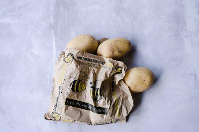 Bolsa de papel con patatas