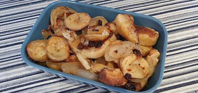 Bandeja de horno con patatas, cebolla, manzana, pasas, canela, cominos y guindilla
