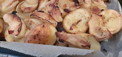 Bandeja de horno con patatas, cebolla, manzana, pasas, canela, cominos y guindilla