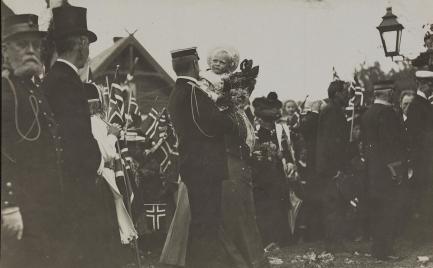 Kroningsreisen_Øyer_stasjon_-_no-nb_digifoto_20160216_00478_bldsa_PK14183 Olaf V de Noruega