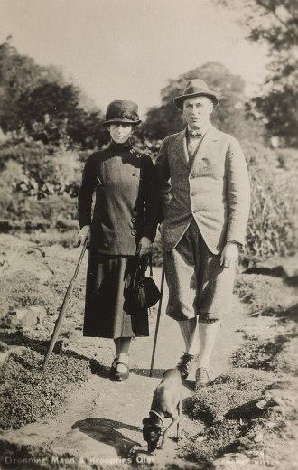 800px-26._Dronning_Maud_&_Kronprins_Olav_-_no-nb_digifoto_20160118_00009_bldsa_pk_kgl0017 Olaf V de Noruega