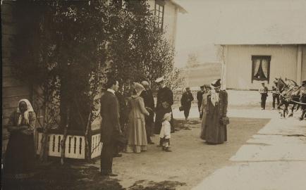 Kongeparet_på_ukjent_sted_-_no-nb_digifoto_20160222_00056_bldsa_PK14215 Olaf V de Noruega