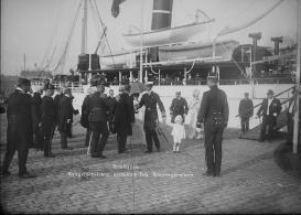 Kristiania._Kongefamiliens_ankomst_fra_Kroningsreisen._-_no-nb_digifoto_20140703_00104_NB_NS_NM_12637 Olaf V de Noruega