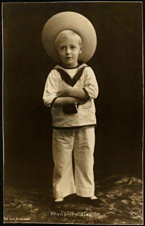 Kronprins_Olav,_1907_(6958861723) Olaf V de Noruega