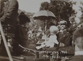 Kongebesøket_1906_ukjent_sted_-_no-nb_digifoto_20160218_00297_bldsa_PK14034 Olaf V de Noruega