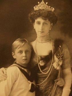 Maud_with_her_only_child_Olav Olaf V de Noruega