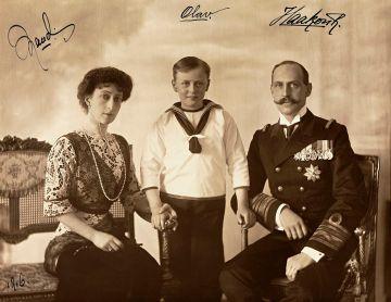 Portrett_av_Dronning_Maud,_Kronprins_Olav_og_Kong_Haakon_VII,_ca_1910_crop Olaf V de Noruega