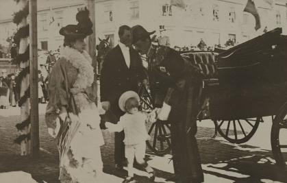 Kongeparet_på_ukjent_sted_-_no-nb_digifoto_20160222_00058_bldsa_PK14329 Olaf V de Noruega