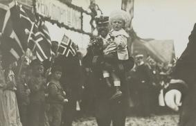 Øyer_stasjon_-_no-nb_digifoto_20160209_00458_bldsa_PK15519 Olaf V de Noruega