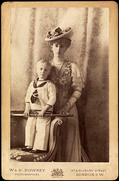 Portrett_av_dronning_Maud_og_kronprins_Olav,_ca_1907_(6958751553) Olaf V de Noruega