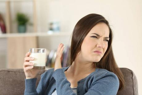 Mujer rechazando un vaso de leche — bebida, Ama de casa - Stock Photo |  #183784044