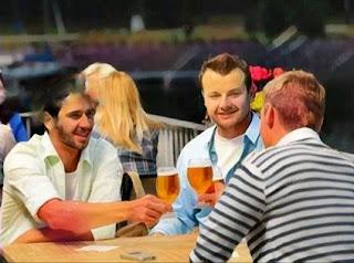 Toni, Rafa y Eduar en la terraza de Los Abrigos