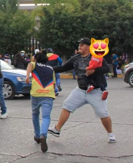 Con bebe en brazos, aficionado golpea a americanista
