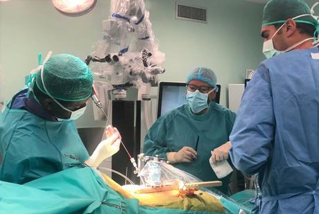 El robot que elimina los riesgos en la cirugía de columna vertebral