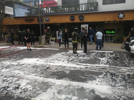 (Video) Bombero saca tanque en llamas de un restaurante en CDMX