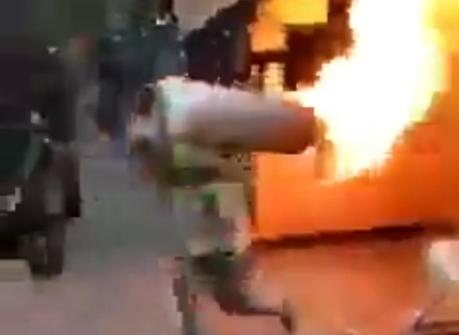 (Video) Bombero saca tanque en llamas de un restaurante en CDMX