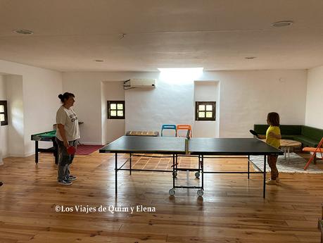 Elena y Éric jugando a ping pong