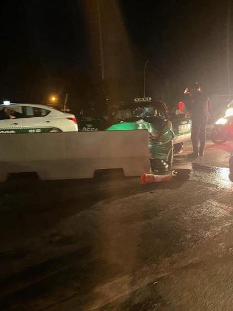 Taxista choca contra barras en Salvador Nava y Puente Pemex