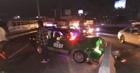 Taxista choca contra barras en Salvador Nava y Puente Pemex