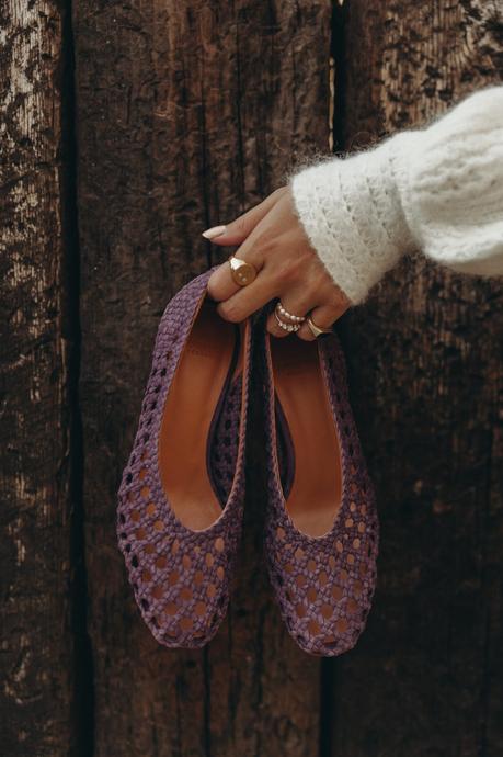 Sara from Collage Vintage wearing the new Sézane fall-winter collection. Detail picture of mid-heel braided pumps in purple