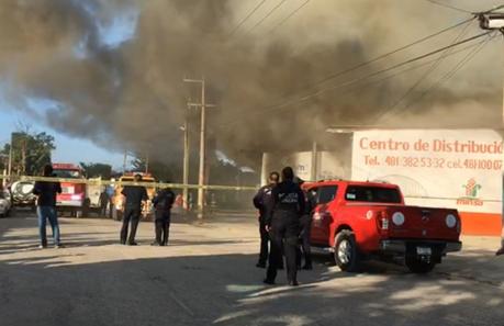 (Video) Fuerte incendio en bodega de bicicletas en Ciudad Valles