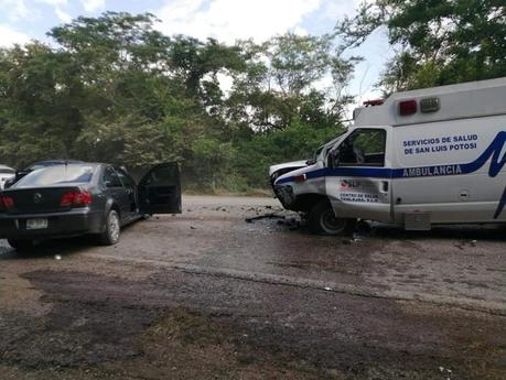Ambulancia con recién nacido choca contra automóvil en Tanlajás