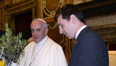 El papa Francisco le envió un mensaje a Messi para agradecerle por la camiseta que le regaló: “Gracias por la cercanía”