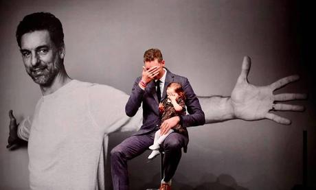 Puede ser una imagen de niño(a) e interior