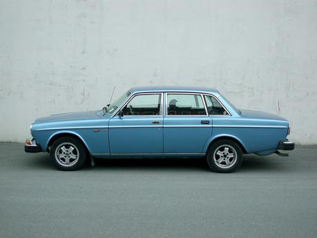 Begynner med et bilde ifra nrk av 164 turbon med else koss furuset naken foran. Volvo Car Club Norway