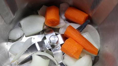 Salsa Boloñesa con Mambo Echamos la verdura y la picamos