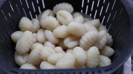 Ñoquis a la Boloñesa con Mambo Ponemos los ñoquis en el cestillo y los escurrimos