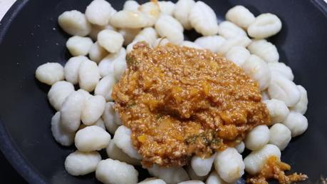 Ñoquis a la Boloñesa con Mambo Ponemos los ñoquis en la sartén y la salsa boloñesa