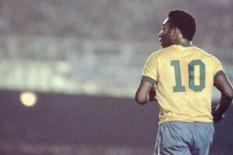 El exfutbolista brasileño Pelé celebra sus 81 años