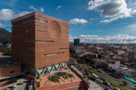 Ampliación Fundación Santa Fé de Bogotá, Colombia / El Equipo Mazzanti
