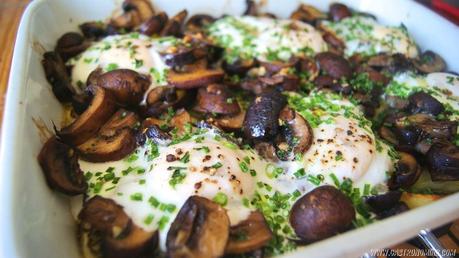 Champiñones Portobello, patatas y huevos asados