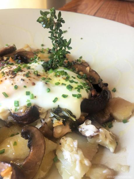 Champiñones Portobello, patatas y huevos asados