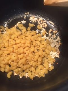 SOPA DE PASTA CON TOMATE , ESPINACAS Y MASCARPONE