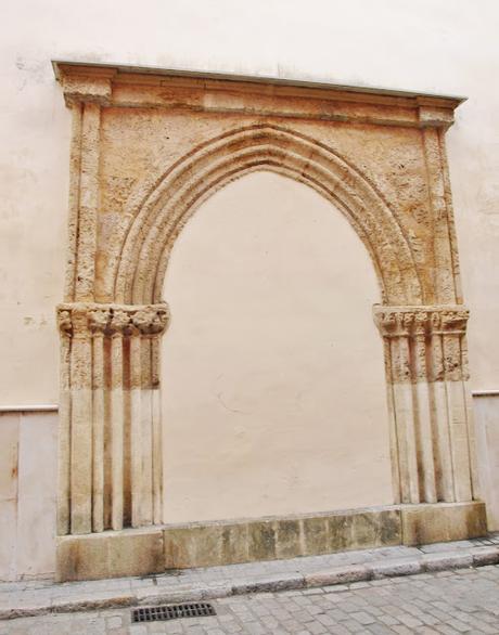 La Iglesia de San Román (5): las portadas laterales de la iglesia.
