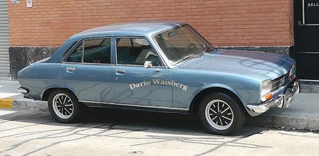 Peugeot 504 automático fotografiado estacionado en una calle de CABA