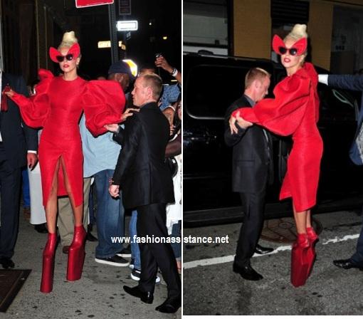 Lady Gaga de rojo pasión e inmensas plataformas y gafas eye cat